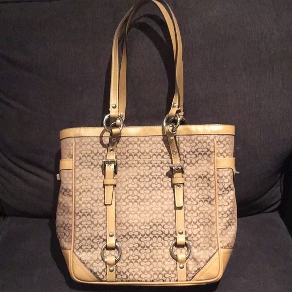 Beige coach shoulder bag - Picture 1 of 4